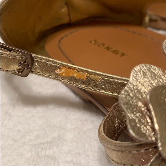 Old Navy metallic gold flower sandals - Picture 3 of 6